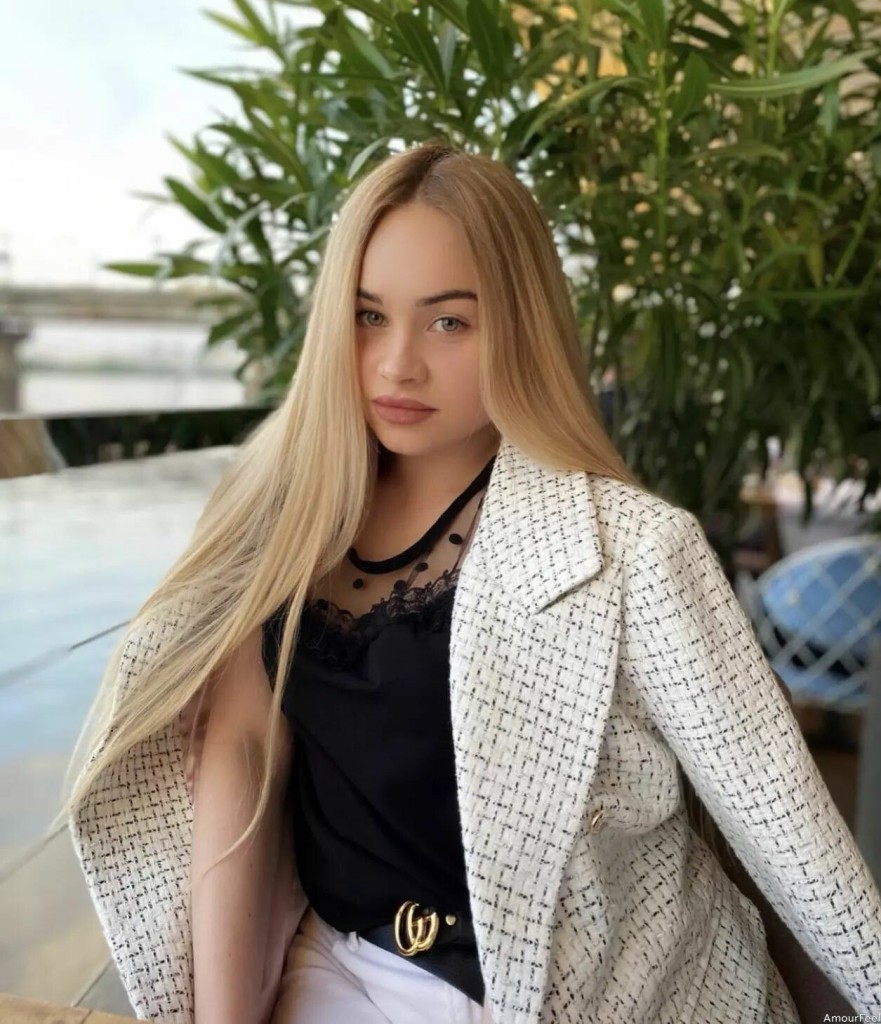 Yuliia, 25