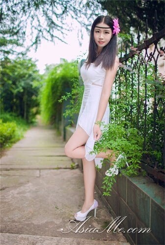 Eva, 25